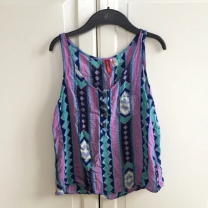  - Mönstrat linne från Divided, säljer för att den inte används. Kan skickas på post mot ev frakt eller mötas upp :)