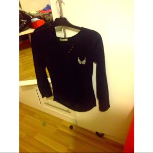  - Riktigt snygg tröja från missäy. Använt ca 3-4gånger.  Riktigt bra skick. 🎀