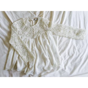  - Vit blus från zara med spetsdetalj. Använd några gånger men i fint skick. Storlek medium. Passar en small också. Skickas eller möts i Stockholm. 
