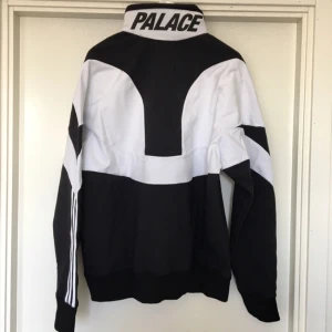  - Sååååå snygg tröja från samarbetet mellan adidas och palace! Aldrig använd, lappen sitter kvar!!🙌🏼🙌🏼🙌🏼
Eventuell frakt betalas av köparen😙💃🏽