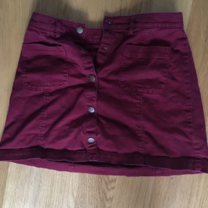  - Fett najs kjol från monki, den ser lila ut på bilden men den är mer röd