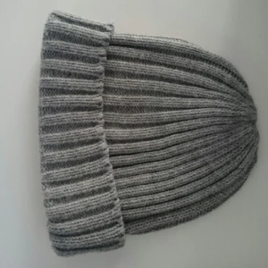  - Grå mössa från carlings.