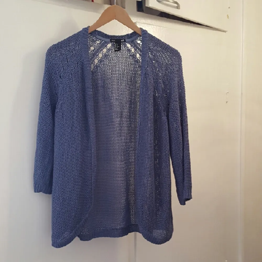 blå stickad tröja i storlek S men funkar även till en Medium

kan mötas upp i Stockholm annars betalar köparen för frakten . Stickat.