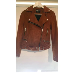  - Biker jacka i mocka imitation, helt ny!
Storlek XS 