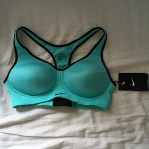  - Aldrig använd någonsin. Turkos jättefin och praktisk sport-bh från Nike, strlk 34B = 34 som i klädstorlek och B-kupa