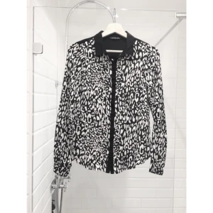  - Mönstrad skjorta i tunnt material. Svartvitt. Köpt utomlands, motsvarar svensk XS.