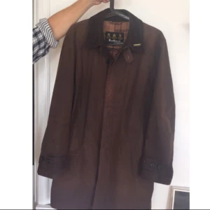  - Herr Barbour jacka i storlek small.