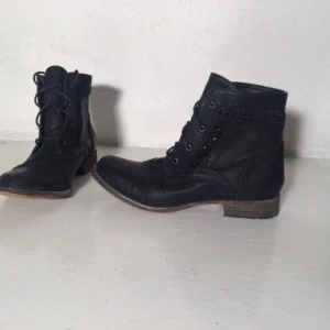  - ⭐️Boots med "virkad" detalj
Strl 39
Använda 2 gånger, i väldigt bra skick.
Kan mötas upp i Stockholms innerstad, tar swish.
Köparen står för frakten.