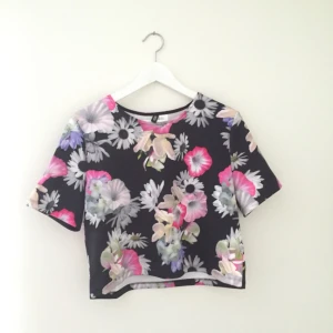  - Blommig "magtröja" från H&M. Använd 1 gång. 