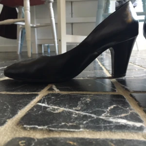  - Svarta pumps i skinn. Fint skick!  6 cm klack 