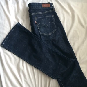  - Nästan helt oanvända lite tightare bootcut jeans från Levis i modellen demi curve skinny not