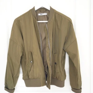  - ♡ MILITÄRGRÖN TUNN BOMBERJACKA FRÅN GINATRICOT. STORLEK 34. 150KR