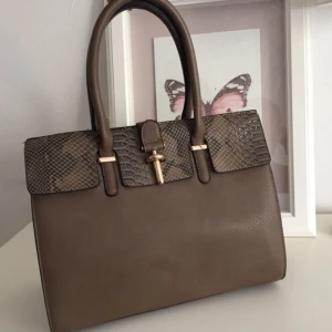  - Väska köpt på Ely. Aldrig använd! Nypris 600kr. 