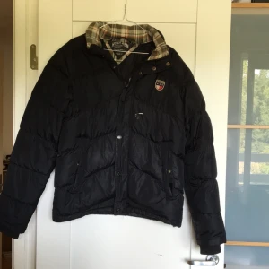  - Använd Tommy Hilfiger jacka i storlek M