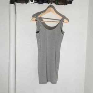  - ⭐️Fodralklänning från H&M
Strl 36
Tar swish, kan mötas i Stockholms innerstad.
Köparen betalar frakten.