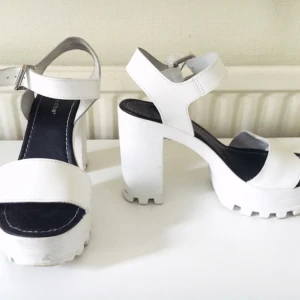  - Platåsko från Depeche. Storlek 39 men fungerar även som 38. Mycket gott skick. Köparen står för ev. frakt.