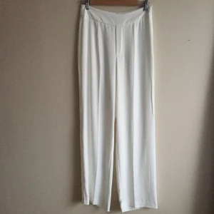  - vita byxor från bikbok, använda en gång. köparen står för frakt.