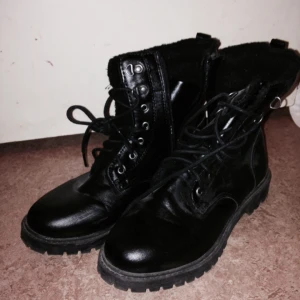  - Säljer mina svarta skor från H&M knappt använda.