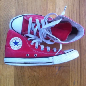  - Röda Converse i bra skick. 