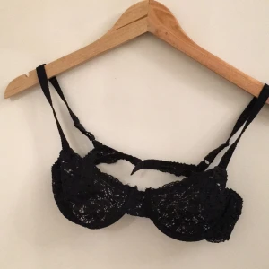  - Vintagebh i svart spets. Aldrig använd pga för liten. Storlek står inte men det är nog 70 B/C ish