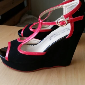  - Köpt utomlands. Använd max 6 gånger.Men en gång, snubblade jag och föll och kliade dem. Det syns tydligt i den tredje bilden.