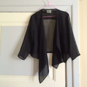  - ⚫️Superfin bolero/kavaj, draperad & asymmetrisk⚫️

• Storlek: Small 
• Märke: Weekday MTWTFSS
• Material: Okänt, polyester/viskos?
• Skick: Använd två gånger, fint skick 
• Övrigt: Inga skavanker 
• Frakt: 13kr