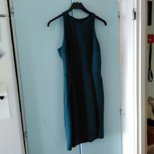  - Mörkgrön klänning från Mango. Perfekt till kavaj. Aldrig använd, säljer pga fel storlek. 