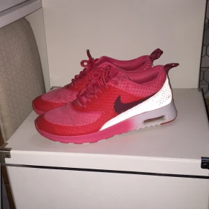  - Nike air max Thea. Knappt använda. Möts gärna upp:) annars betalar köparen frakten