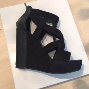  - Tiamo wedges, nypris 1000 SEK 