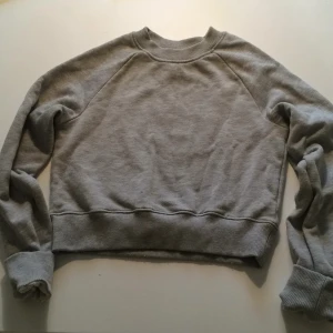  - Supermysig collegetröja i kortare modell, använd ett fåtal gånger! Kan mötas upp i Stockholm eller frakta 😊