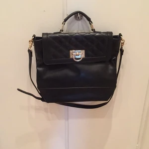  - Knappt använda väska från asos. Kan användas som hand och axelbandsväska. Perfekt storlek.