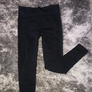 Träningstights  - Jättefina oanvända träningstights i 3 olika färger! Storlek XS/S men passar även M!                        SÄNKT PRIS!! 100 kr/styck + frakt