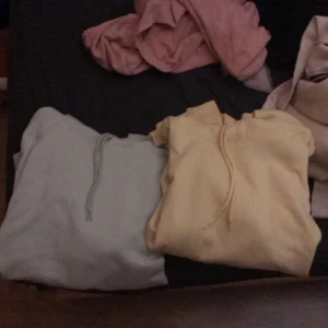 Hoodies  - Två par hoodies i strl XXL, kan hämtas upp i Stockholm eller fraktas! En för 120 och båda för 240. En är gul och den andra mintgrön (mintgrön såld)