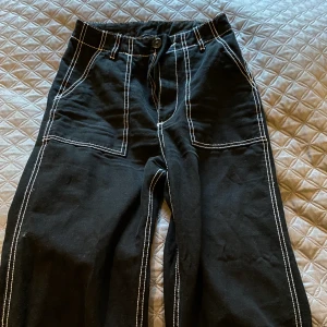 Svarta jeans med vita sömmar - Från H&M och i fint skick, säljer då de inte sitter så bra på mig (därav ingen bild med dom på). Frakten ingår inte i priset.