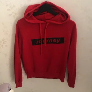Röd hoodie - Superfin röd hoodie. Ganska lite i storleken. Köparen står för frakt, kan även mötas upp.