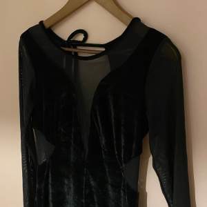 Trendig svart klänning med genomskinligt/ sammets tyg, super snygg. Passar storlek S. Kan frakta (köparen står för frakten).