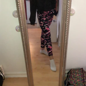 Högmidjade träningstights strl M - Jättesköna träningstights som är i storlek M men passar som S. De är rosa och svarta. Frakt ingår i priset