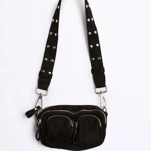 Väska Gina Tricot  - En svart väska från Gina Tricot som heter ”Connie bag” superfin och ej använd så mkt alls. Nypris 349kr. 