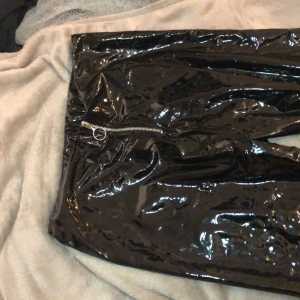 Fake läder byxor  - Fina, oanvända fake läder byxor ifrån Nelly i stl: L. Coolt material, stretchiga och tighta 