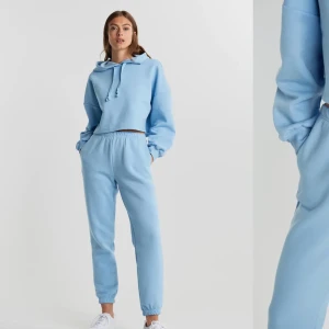 Helt nya mjukisbyxor - Ett par helt nya blåa mjukisbyxor från Gina Tricot, jag köpte dem i fel storlek men var lite för snabb med att rycka bort lappen.. där av kan jag inte byta dem. Hör av er om ni är intresserade evt för fler bilder🥰 org pris- 249kr pris kan självklart diskuteras!!⭐️