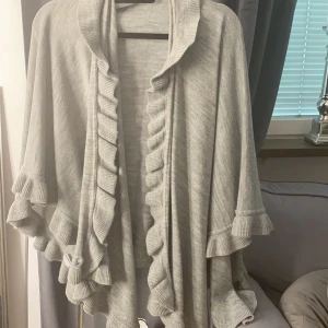 Poncho ONE SIZE - säljer min poncho från Åhléns, det är onesize och nypris var 499kr. Använd några fåtal gånger så den är som ny 😊 