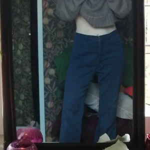 Utsvängda byxor  - Lätt utsvängda byxor i blå/svart. Sitter skitsnyggt och är sköna att ha på sig. 