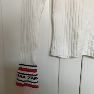 Vit polo från zara! - Vit polo från zara med snygga ärmar! Storlek S, 30kr! 