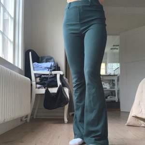Jätte sköna och fina mörkgröna kostymbyxor/yogapants från stradivarius, köpa i Spanien. Jag är 168 och på mig går de ner till marken.☺️☺️☺️