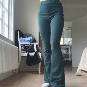 Mörkgröna ostymbyxor/yogapants  - Jätte sköna och fina mörkgröna kostymbyxor/yogapants från stradivarius, köpa i Spanien. Jag är 168 och på mig går de ner till marken.☺️☺️☺️