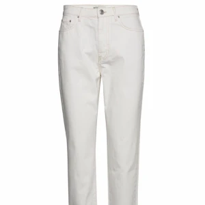 Dagny mom jeans, raw white - Säljer dessa superfina vita momjeansen med beiga sömmar. Knappt använda, i storlek 38 men passar s.