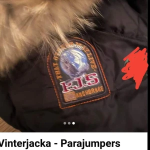Parajumper  - Lång Parajumper jacka med pälsluva, färgen är mörkbrun/oliv typ. Använd men i fint skick! 2000:-, pris kan diskuteras vid snabb o smidig affär. Alternativt byta mot en svart PJ i lite kortare modell, eller kom med förslag på andra jackor! Kan mötas upp i Blekinge annars står köparen för frakten. 🌸