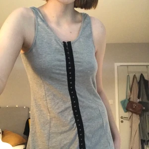 Cool klänning - Supercool grå klänning ifrån Junkyard! Fint skick. 