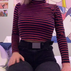 tröja - svart/röd randig tröja passar typ xs 