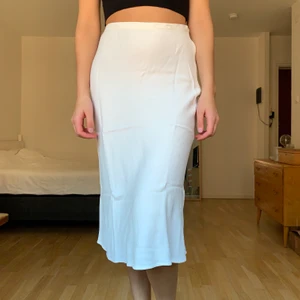 Vit satinkjol - Vit kjol i satin från Zara. Sparsamt använd, fint skick! +48kr frakt